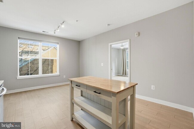 Building Photo - 989 S Buchanan St