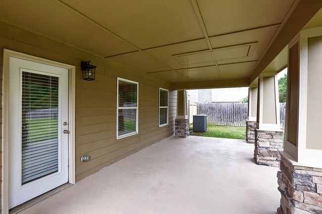 Building Photo - Large Updated 3 Bed / 2.5 Bath Home