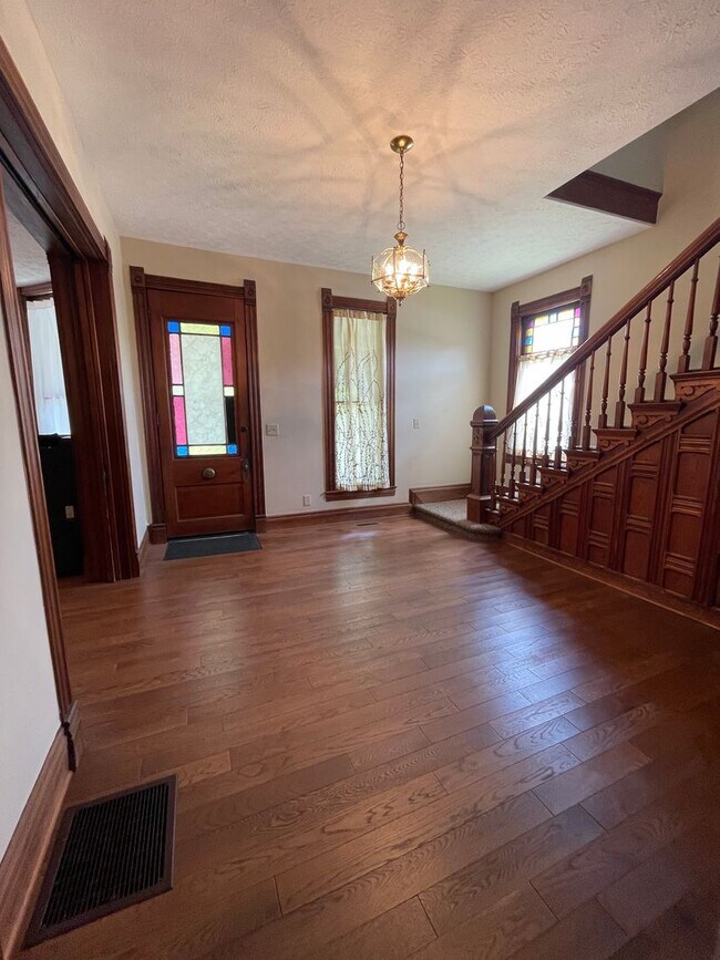 Building Photo - Beautiful historic home