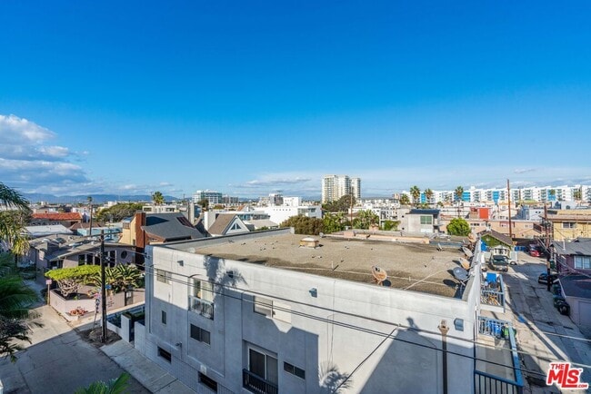 Building Photo - 3711 Ocean Front Walk