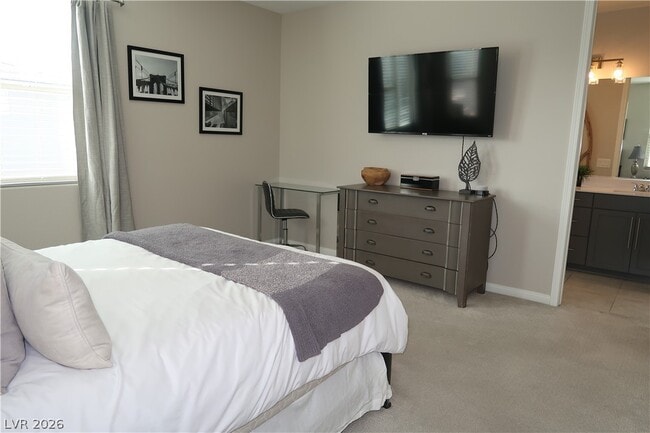 Building Photo - 572 Pear Lake St