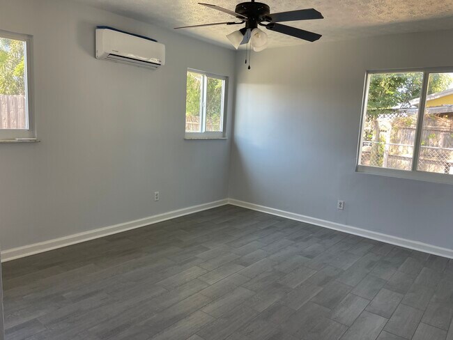 Master bedroom with mini-split AC for deep sleeping! ?? - 7669 SE James St