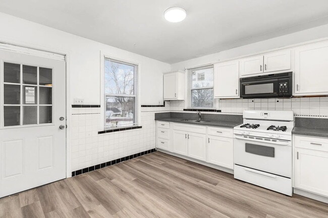 Building Photo - "Cozy 2-Bedroom, 1 bath Retreat with Fireplace Charm!"  One car garage, section 8 ok.