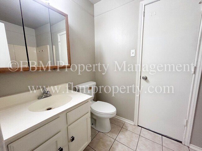 Building Photo - 701-703 Hillcrest Ct