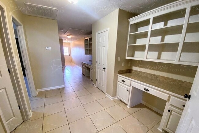 Building Photo - 2BR/2BA Duplex Near McNeese | W/D Included | Built-In Workspace