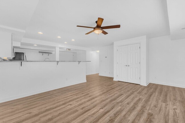 Building Photo - Large, Luxurious 2 Bedroom 2 Bath at Parkside at Alexandria