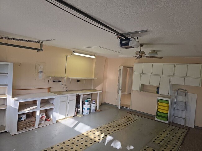 Building Photo - Beautuful 2 bedroom, 2 bath, 2 car garage rental home in Weeki Wachee!