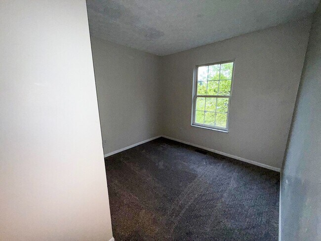 Building Photo - Spacious 3-Bed and 1.5 Home w/ Sunroom - B...