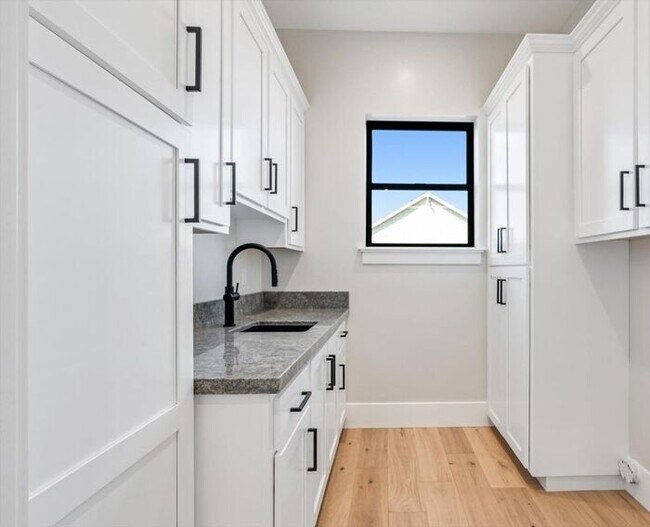 Building Photo - Beautiful 3 Bed 2.5 Bath Home in Larkfield Wikiup Neighborhood $5,000 per month!