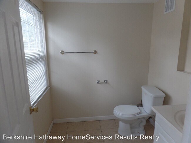 Building Photo - 2 br, 1.5 bath House - 211 E. Kaley Street
