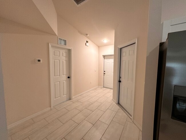 Building Photo - 3025 Chiquita Blvd S