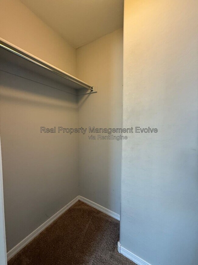 Building Photo - 5618 N 87th Dr