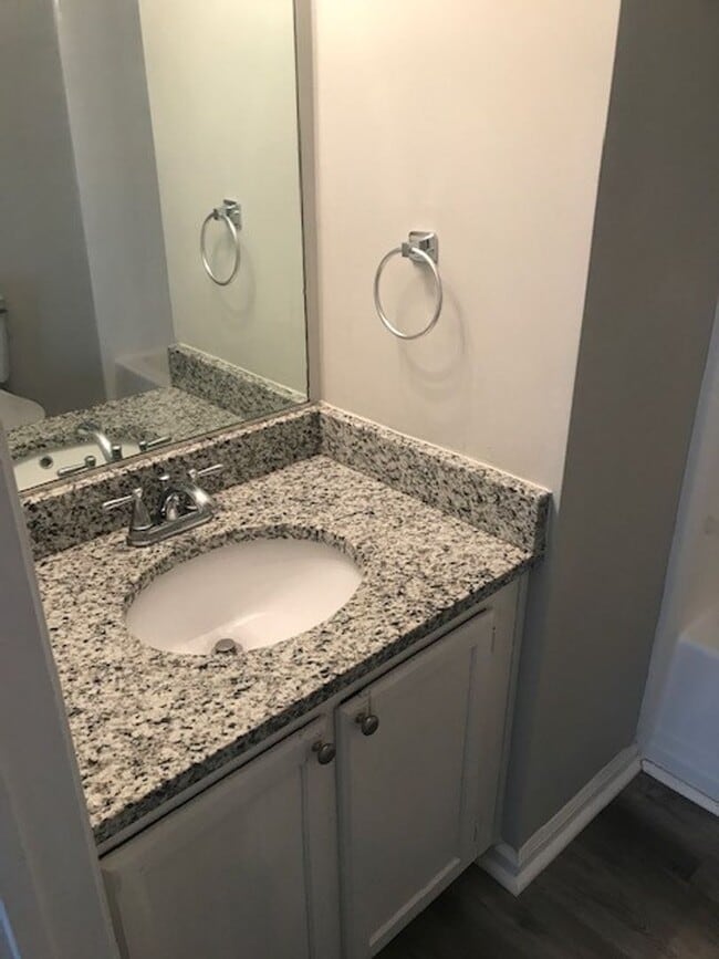 Building Photo - Lovely 2BR Townhouse in Glenwood