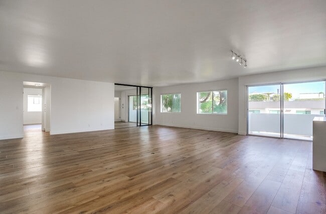 Building Photo - 435 N Oakhurst Dr