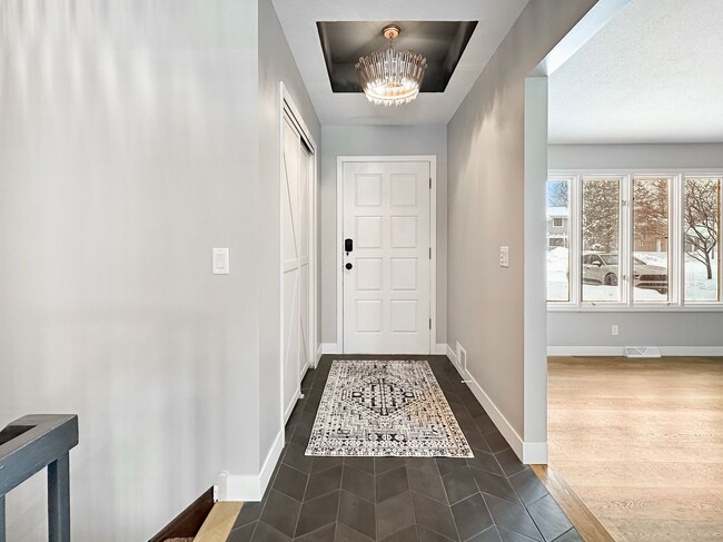 Building Photo - 645 Windemere Curve