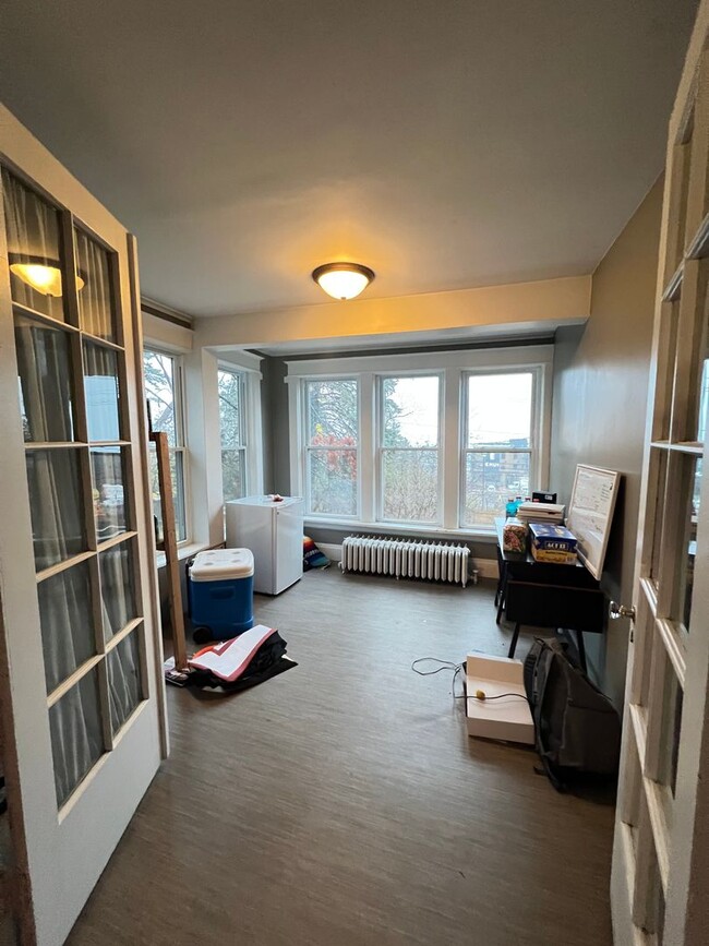 Building Photo - AVAILABLE NOW - Large 4 bedroom in Lakesid...