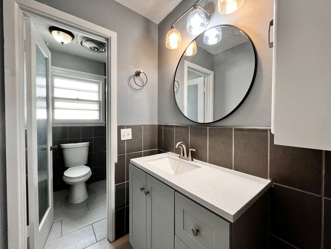 Building Photo - Amazing 4/2.5 in Prime Location! Minutes from Texas Tech and Hospitals!