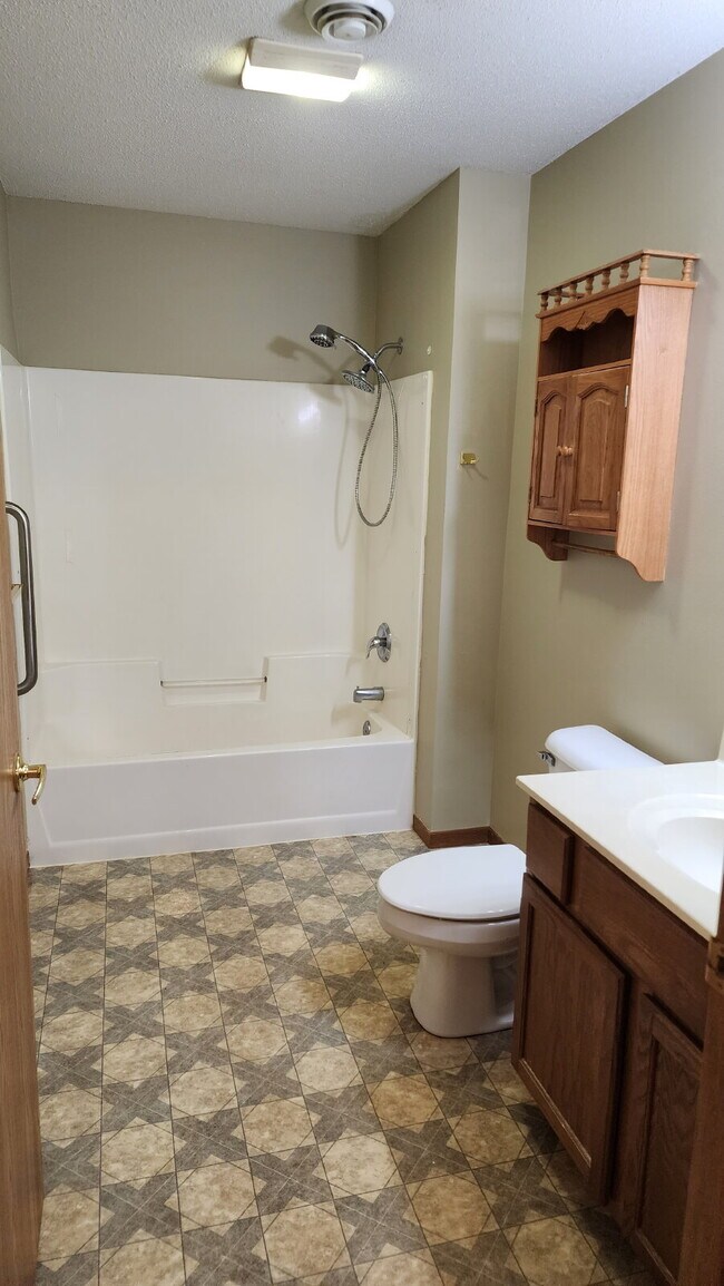 Building Photo - 2 Bedroom, 1.5 Bathroom Apartment In Secur...
