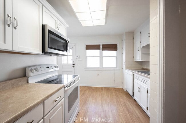 Building Photo - "Charming 2-Bedroom Duplex with Cozy Fireplace on Washington Blvd – Your Ideal Indianapolis Retre...