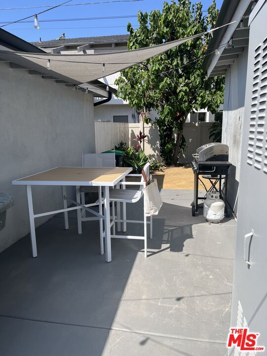 Building Photo - 2658 Santa Ana Ave