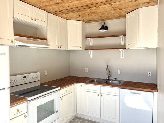 Building Photo - Centrally Located 1 bedroom 1 bath -  wate...