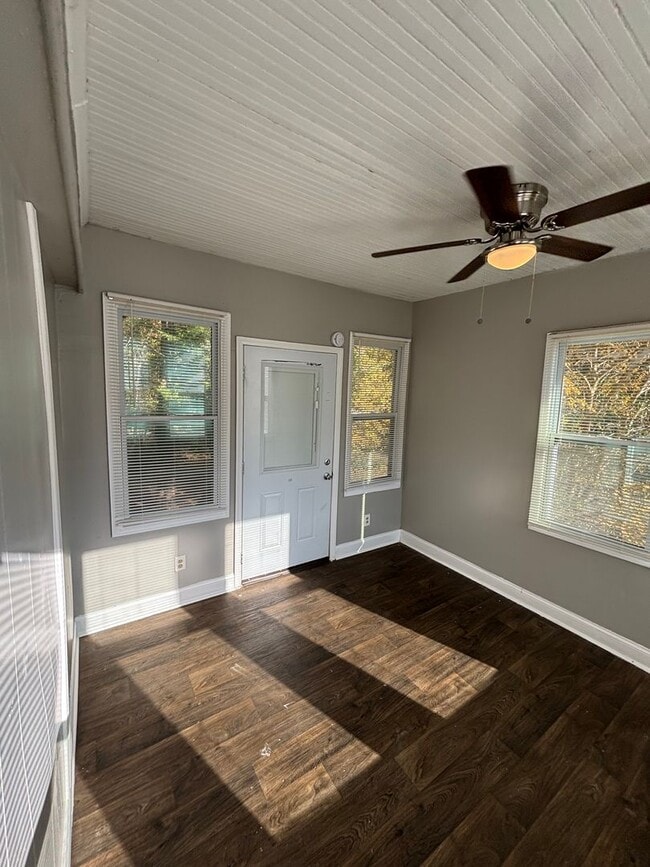 Building Photo - Coming Soon! 3 bedroom 1 bathroom house !