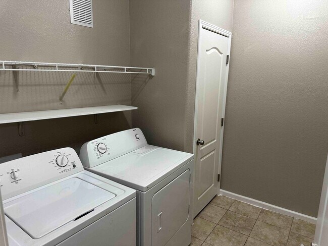 Building Photo - Summerlin 2 Bedroom Condo