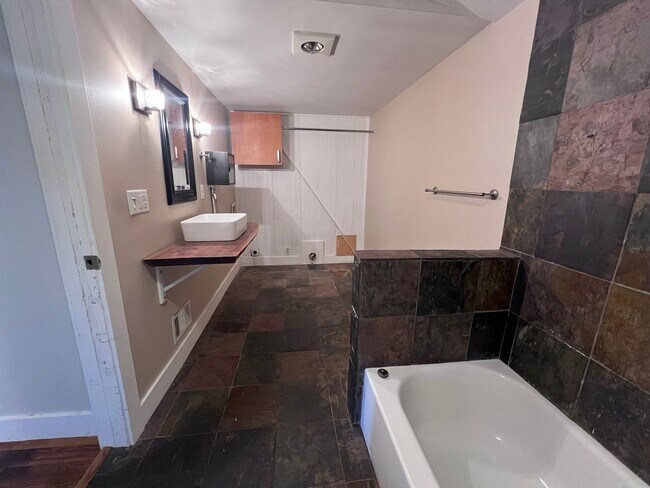 Building Photo - Adorable 2 bedroom with a bonus room!