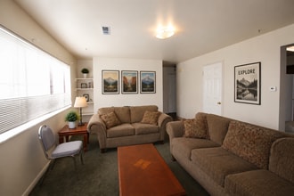 Building Photo - LIVE WITH A FRIEND AT WELLINGTON CONDOS!!