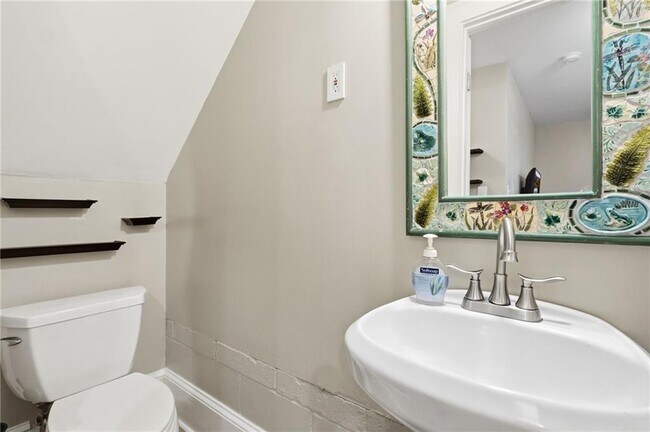 Building Photo - 826 Mentelle Dr NE