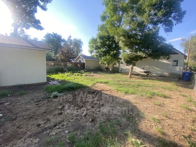 Building Photo - 1330 E 7th St