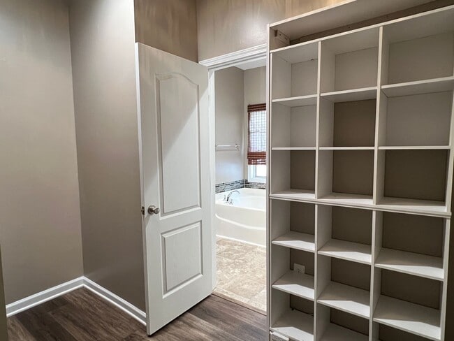 Building Photo - Beautiful Home w/Lots of Extras