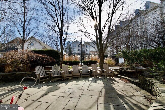 Building Photo - 2324 Henshaw Pl