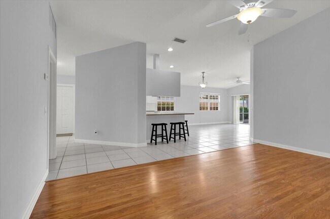 Building Photo - 10882 SW Dardanelle Dr