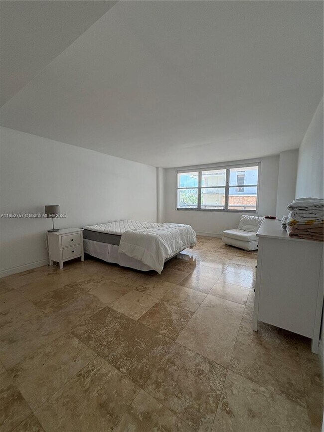 Building Photo - 6039 Collins Ave