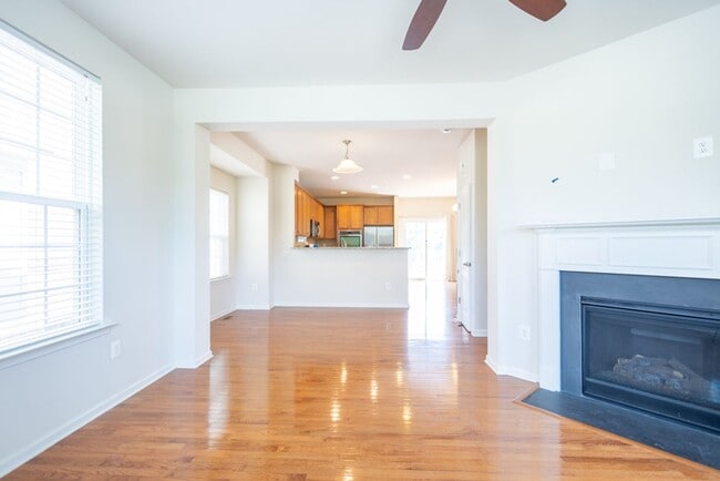 Building Photo - Beautiful 3 BR/3 BA EOG Townhome in Capito...
