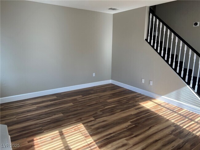 Building Photo - 910 Elegant Coral Ave