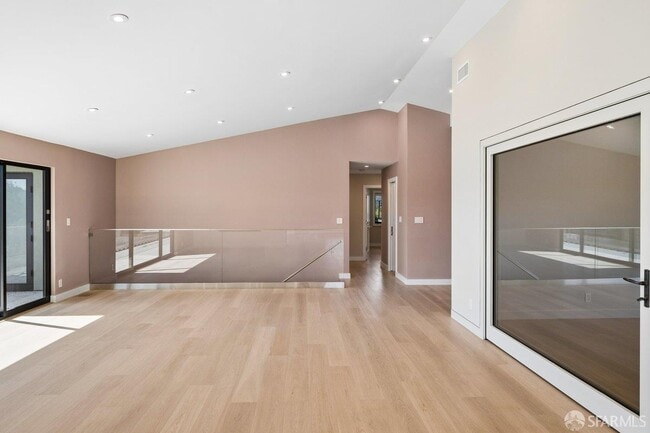 Building Photo - 1435 Lakeview Dr