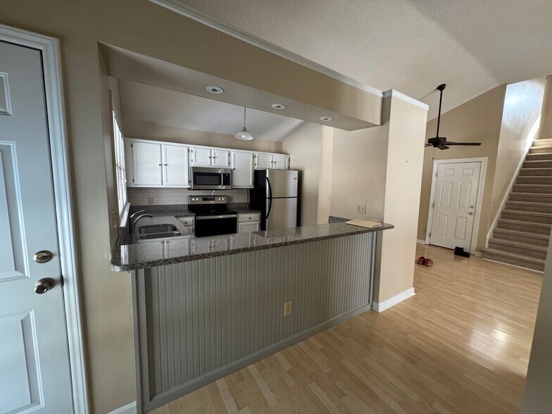 Building Photo - 4 Stonehouse Ct