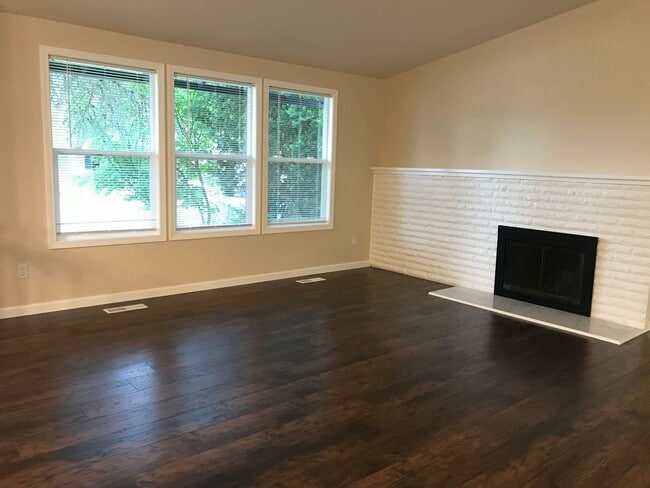 Building Photo - Beautifully remodeled 2 Story SFH 4 BD 2.5...