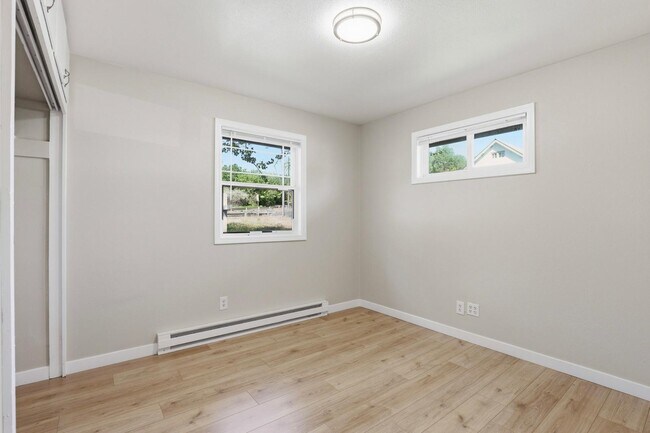 Building Photo - 3218 N Maple St