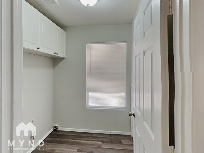 Building Photo - 1527 Cane Hill Dr