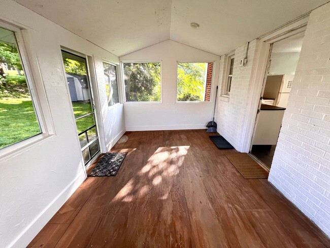 Building Photo - Brentwood - Stunning 3 Bedroom 2 Bathroom ...