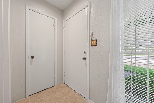 Building Photo - 3303 W Greenridge Dr