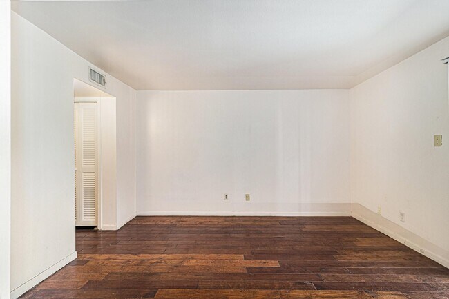 Building Photo - 3045 Walnut Bend Ln