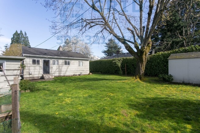 Building Photo - 2 Bedroom Bungalow in Northeast Portland - Huge Backyard!