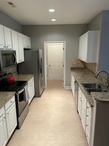 kitchen - 824 Wintercreeper Dr