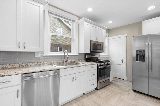 Building Photo - Tucked-Away 3bed 1 bath Treasure with City Perks Just Minutes Away