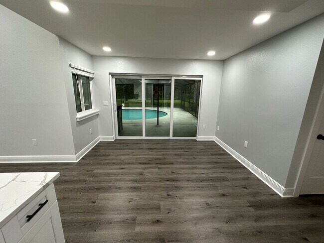 Building Photo - Spacious 4 Bedroom 3 Bath in Southoak