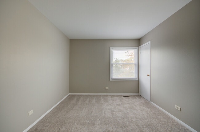 Building Photo - 304 Walnut Cir